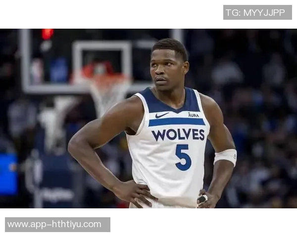 爱德华兹精彩突破拉杆换手上篮展现超强观赏性引发全场欢呼 爱德华兹精彩突破拉杆换手上篮展现超强观赏性引发全场欢呼